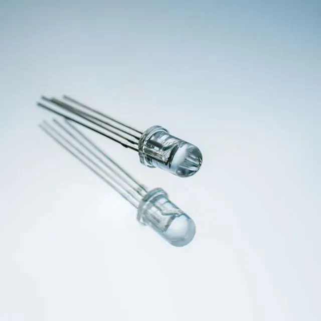 Un primer plano de dos LED sobre una superficie azul.