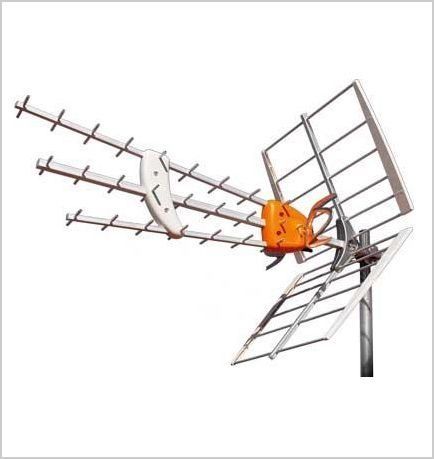 Una antena naranja y blanca está situada encima de un poste.