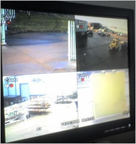 Un monitor de computadora muestra cuatro imágenes diferentes y las palabras 