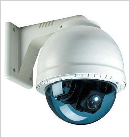 Una cámara de seguridad montada en una pared con una lente azul