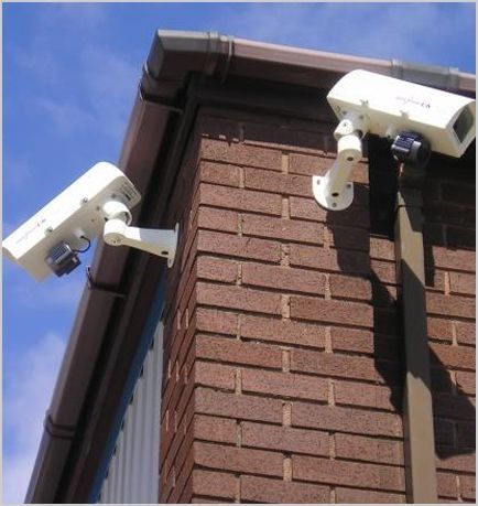 Dos cámaras de seguridad montadas en el costado de un edificio de ladrillo