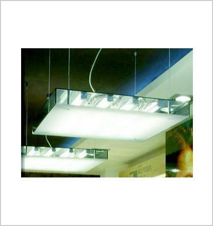 Una imagen de una lámpara colgando del techo.