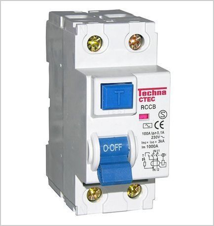 Un disyuntor con un botón azul que dice o-off.