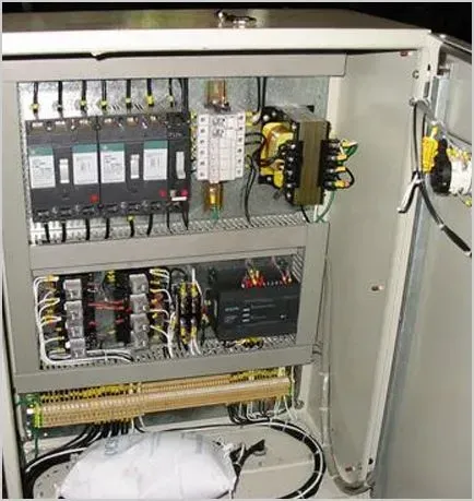 El interior de una caja eléctrica con muchos cables saliendo de ella.