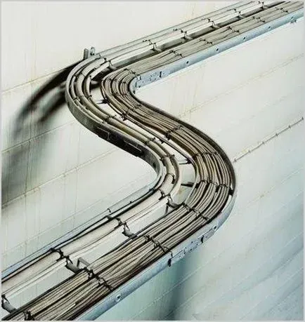 Una bandeja para cables con muchos cables pasando por ella