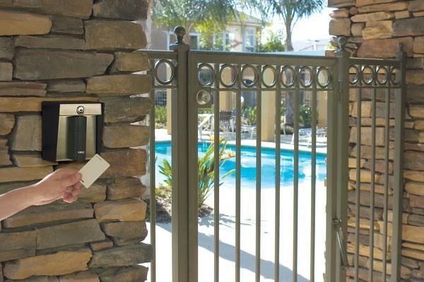 Una persona está usando una tarjeta para abrir una puerta.