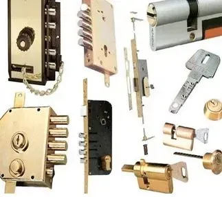 Hay muchos tipos diferentes de cerraduras y llaves sobre un fondo blanco.