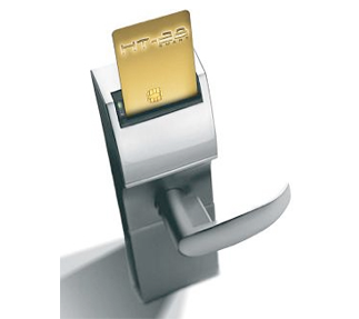 Se está insertando una tarjeta de crédito en la cerradura de una puerta.