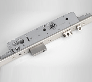 Un primer plano de una cerradura de puerta de acero inoxidable sobre una superficie blanca.