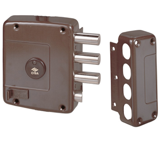 Un primer plano de una cerradura CISA sobre un fondo blanco.