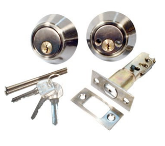 Un juego de cerraduras y llaves de acero inoxidable sobre un fondo blanco.