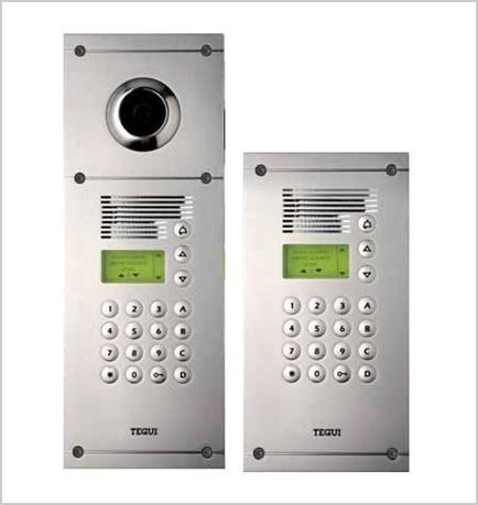 Dos porteros automáticos de acero inoxidable con botones están uno al lado del otro sobre un fondo blanco.