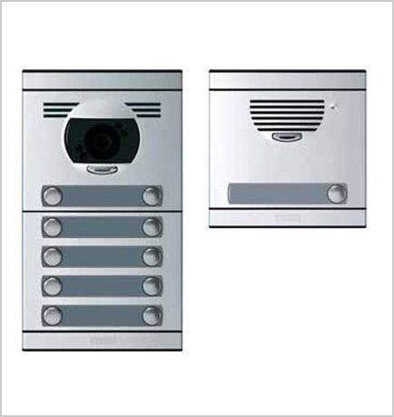 Una imagen de un timbre con una cámara y un altavoz.