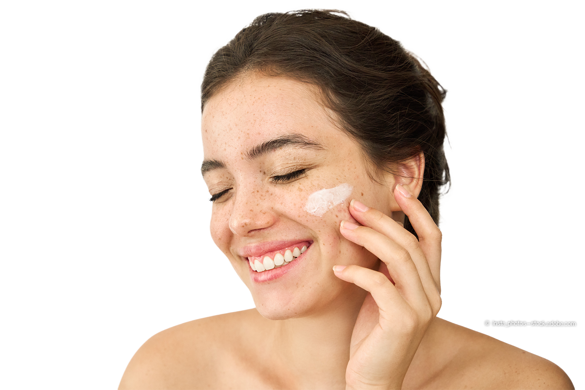 Frau trägt Lippenstift auf – professionelle Kosmetik- und Make-up-Behandlung