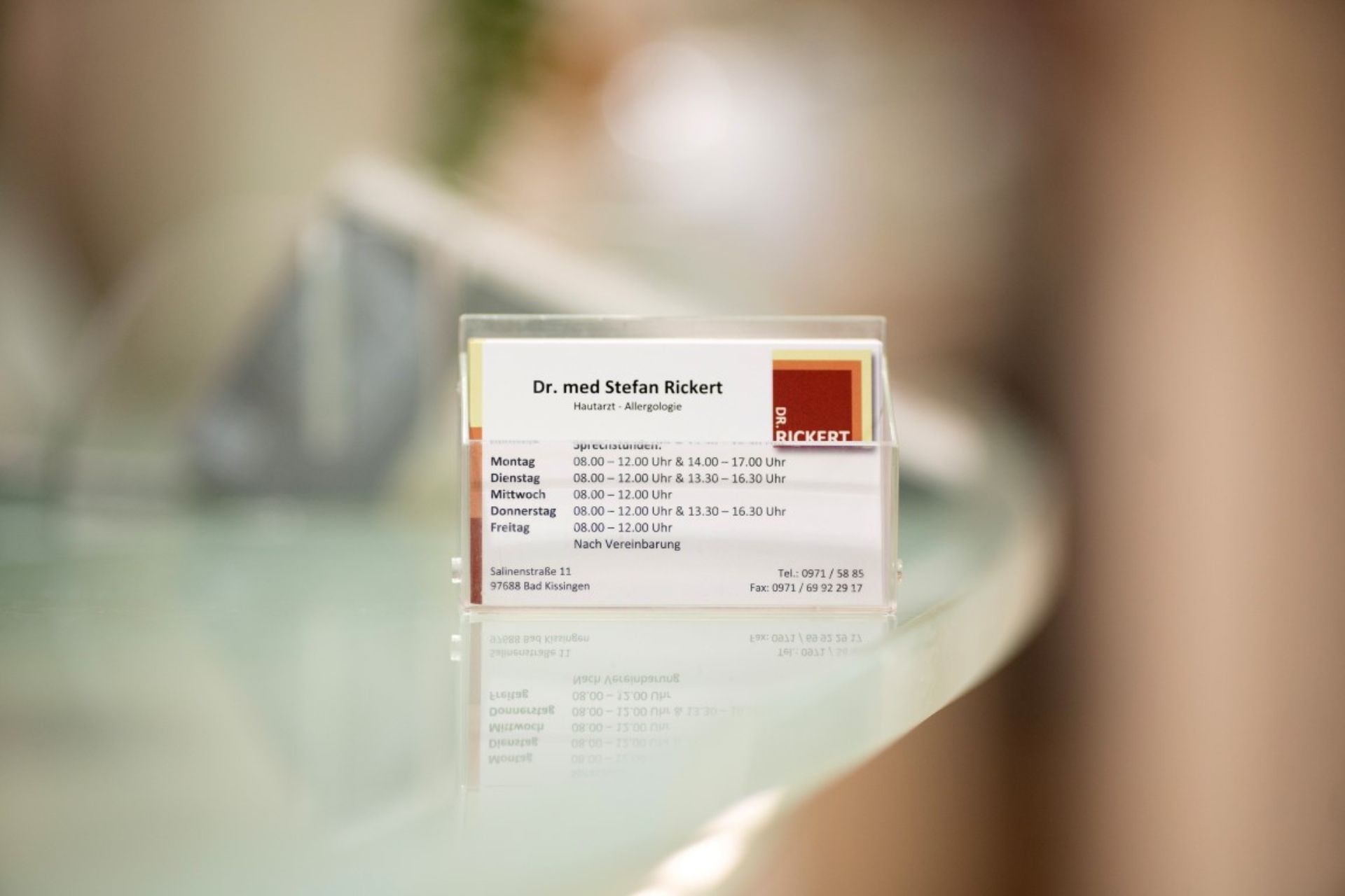 Behandlungszimmer mit Schreibtisch und Liege