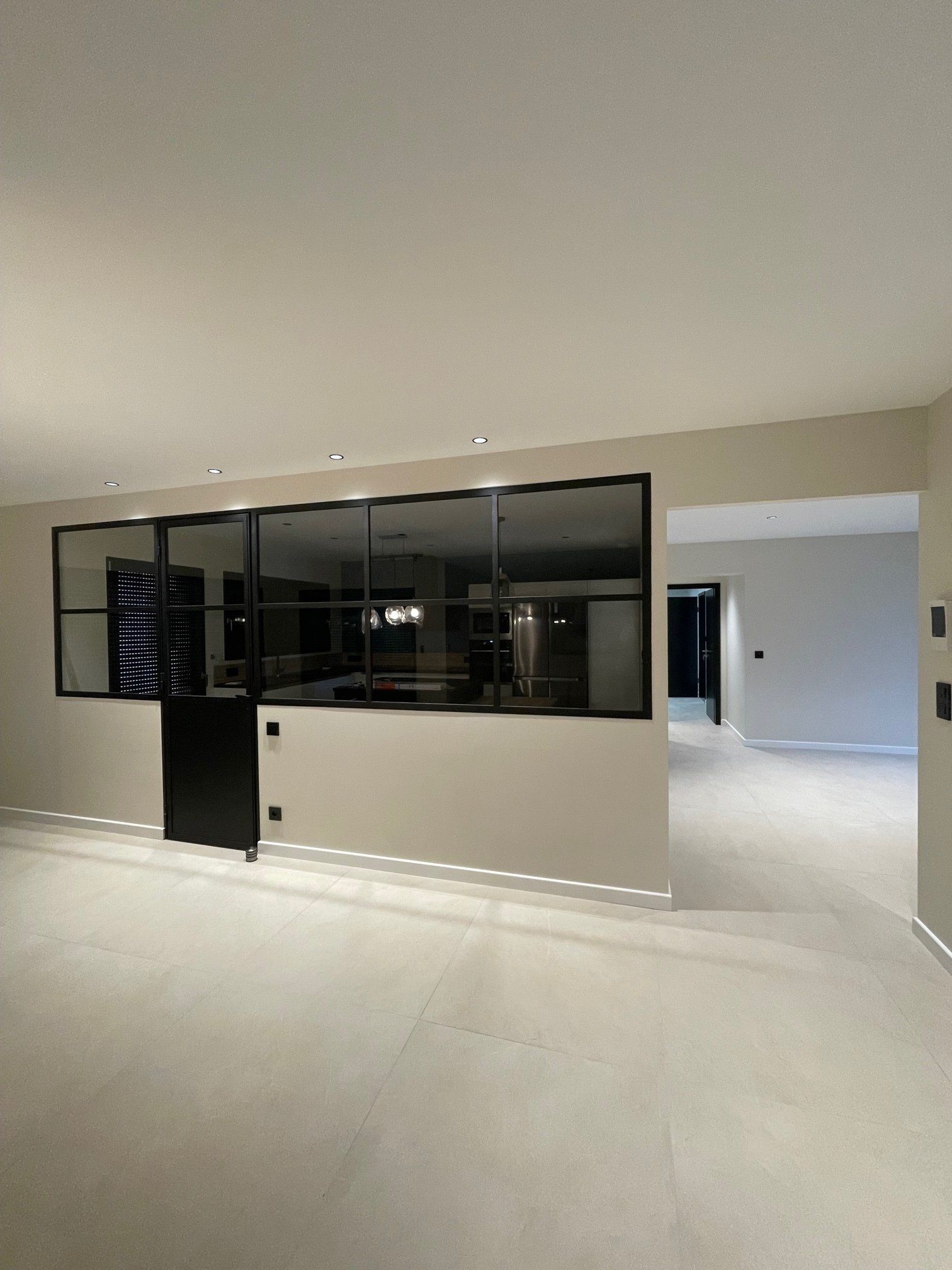 Photo d'aménagement plâtrerie intégrant une grande verriere moderne