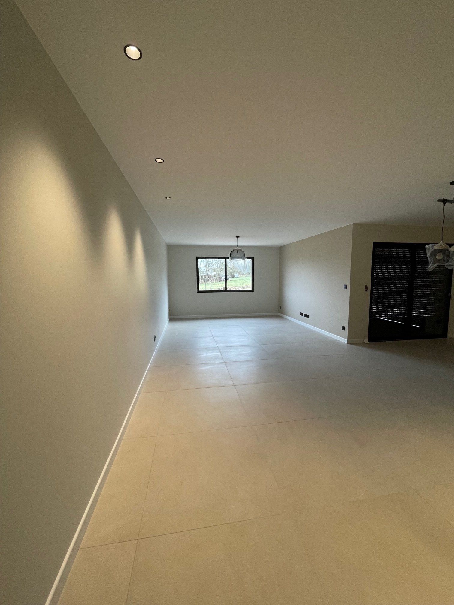 Photo de travaux de plâtrerie d'un salon et salle à manger spacieux