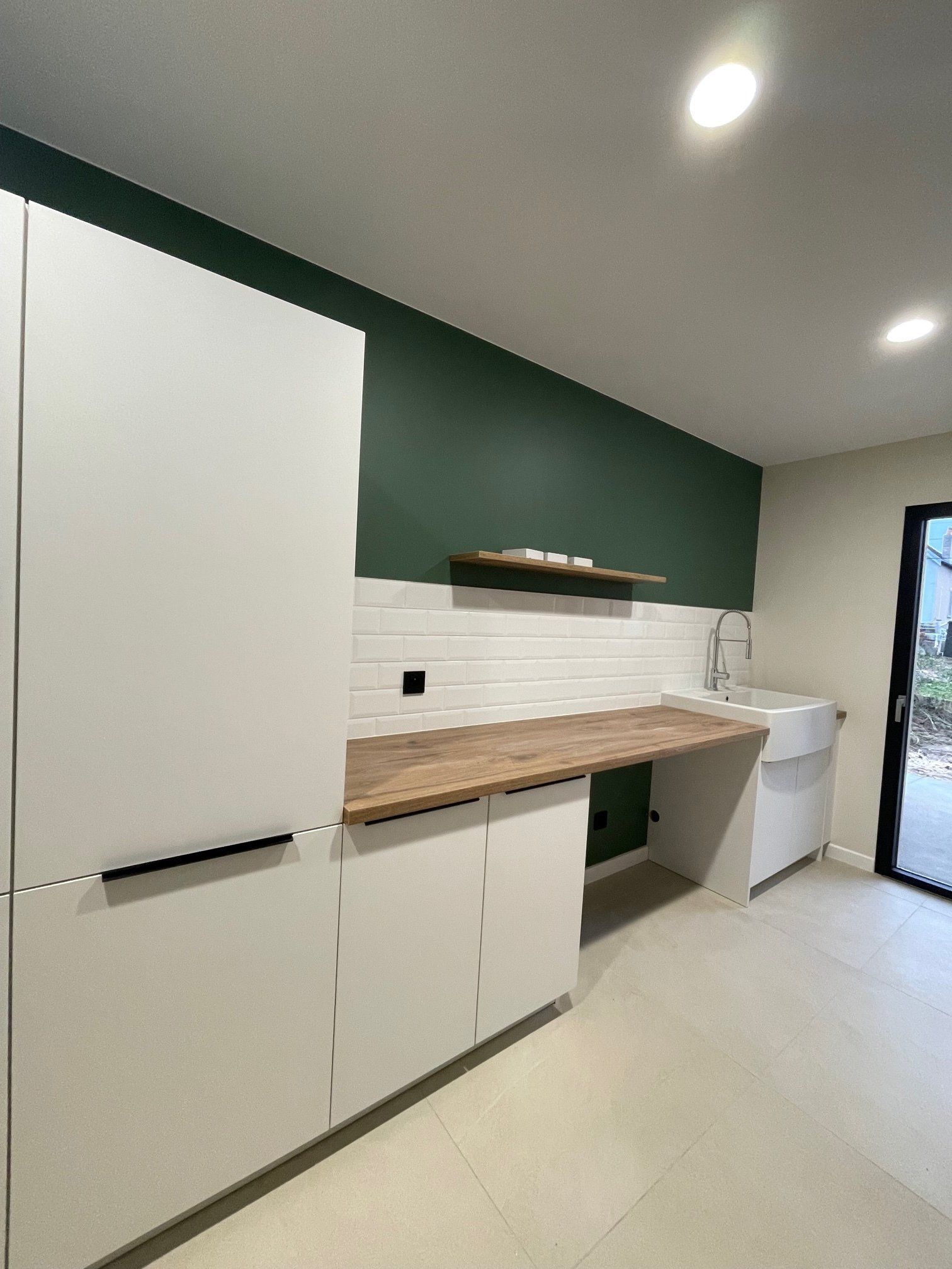 Photo d'aménagement cuisine, crédence en carellage blanc