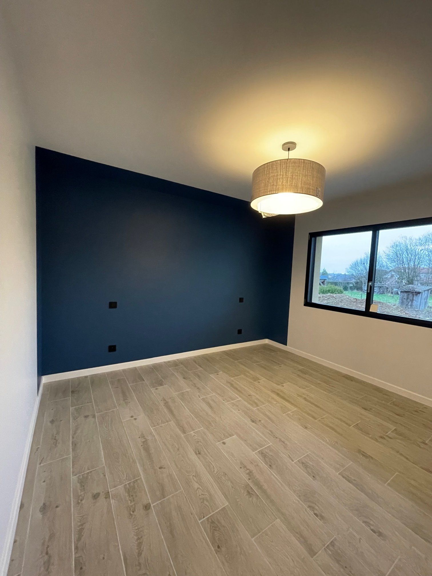 Photo d'aménagement chambre mur blanc et tête de lit bleu