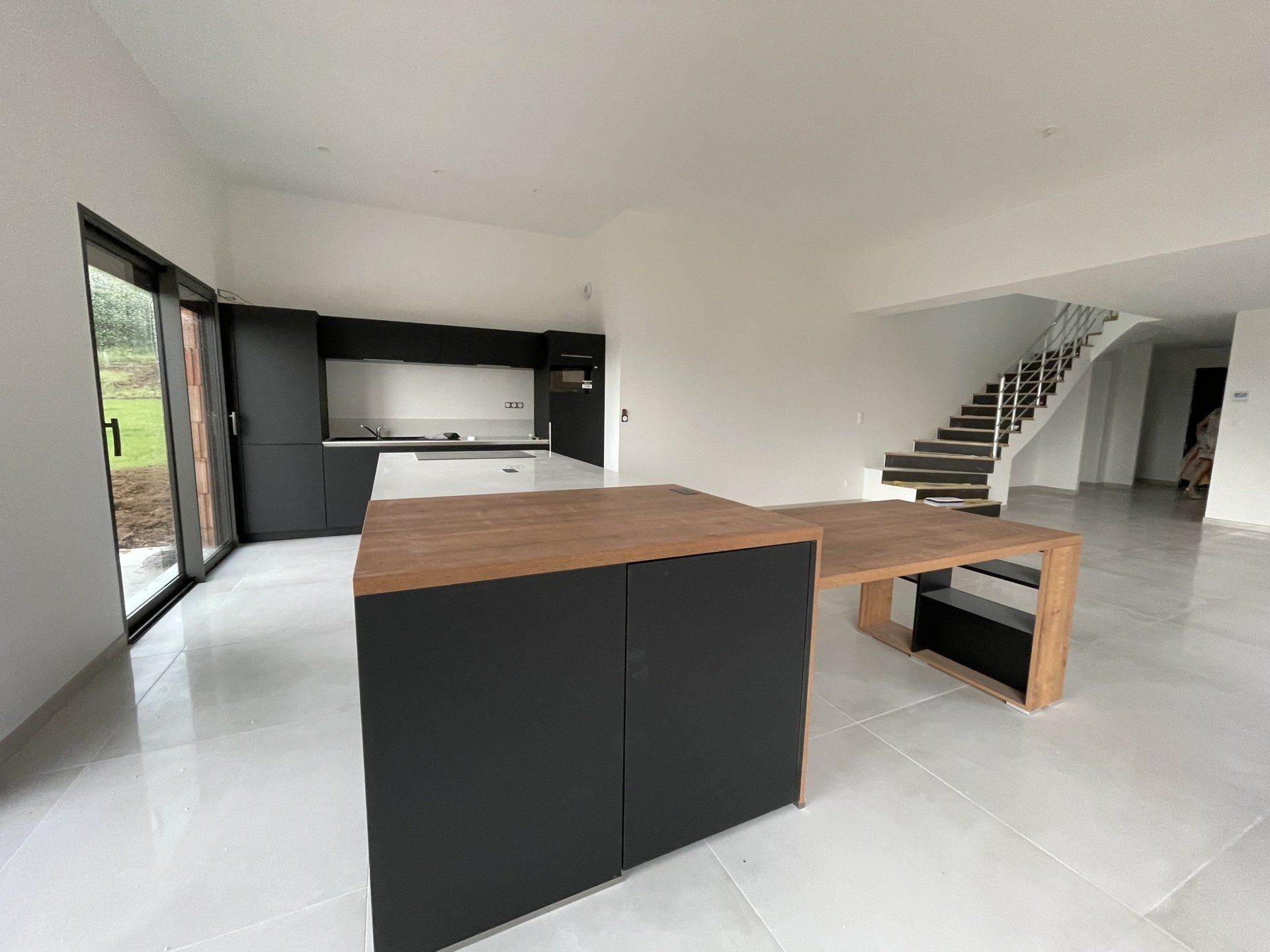 Photo d'aménagement de cuisine ouverte avec ilot central et table à manger