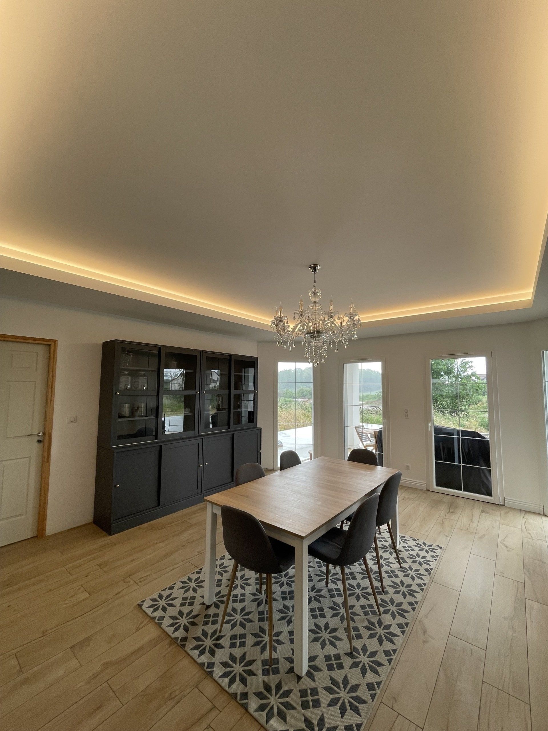 Photo aménagement salle à manger, moulure au plafond