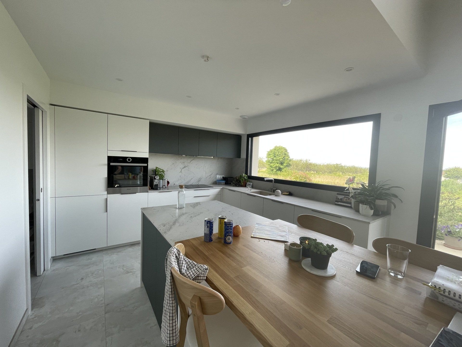 Photo de cuisine moderne équipé avec ilot central pierre