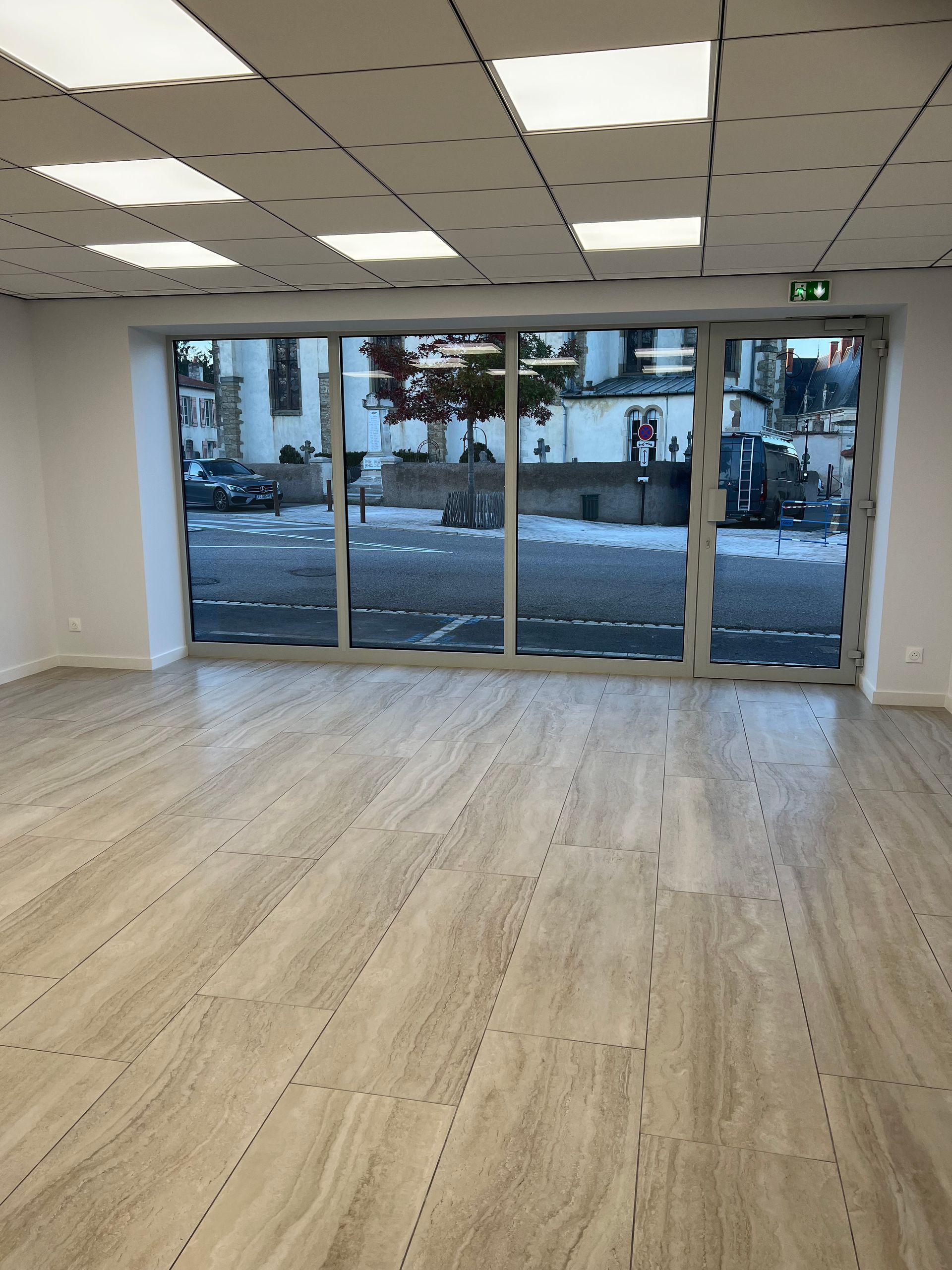 Photo de travaux de pose de menuiserie, baie vitré