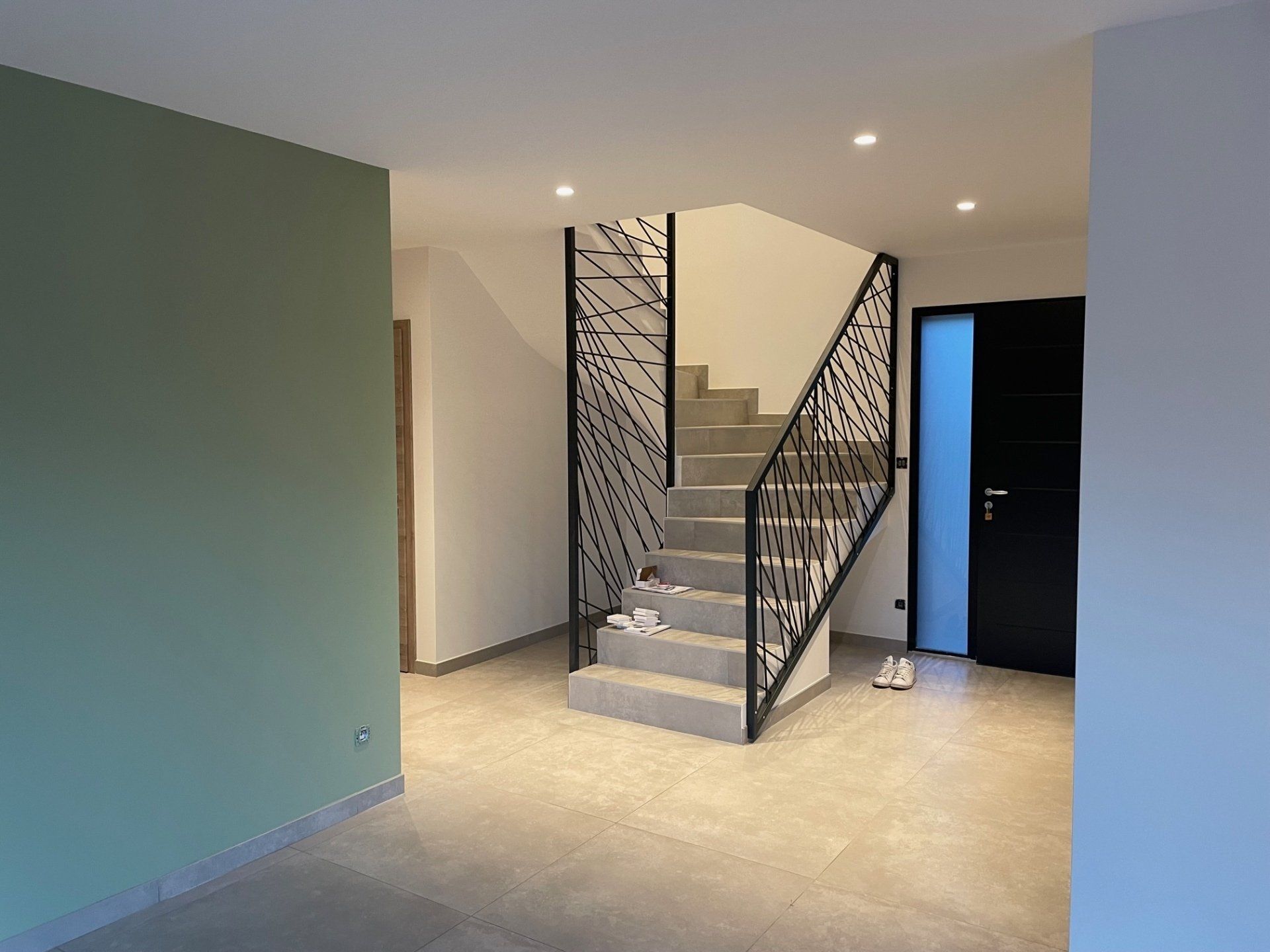 Photo hall d'entrée, escalier béton