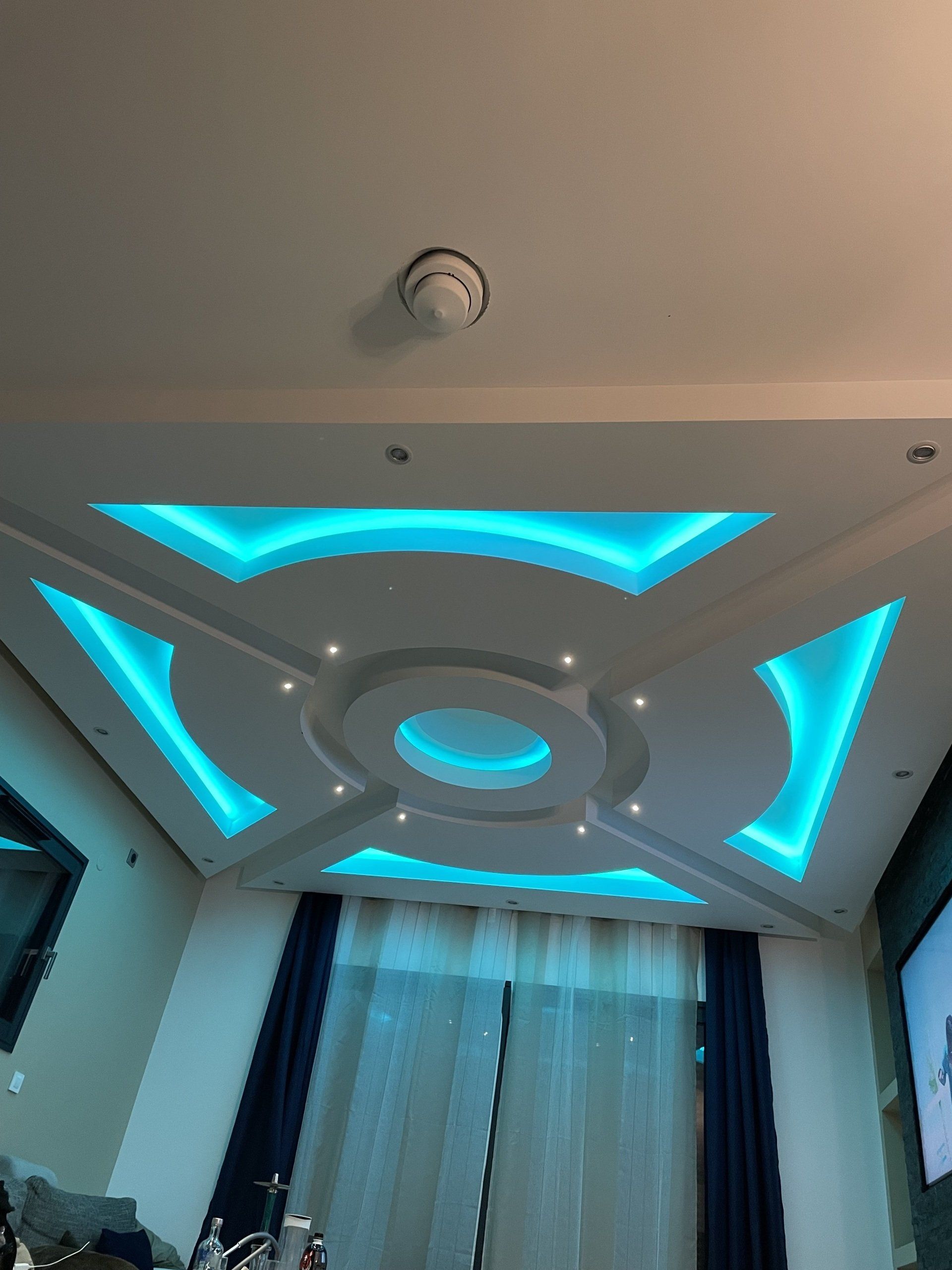 Faux plafond fini avec néon