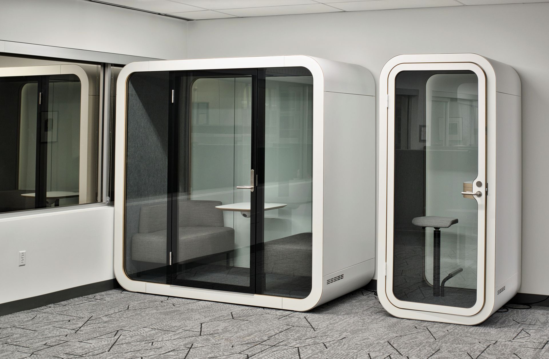 Les étagères sont en bois et blanches et ont un mur en bois derrière elles.