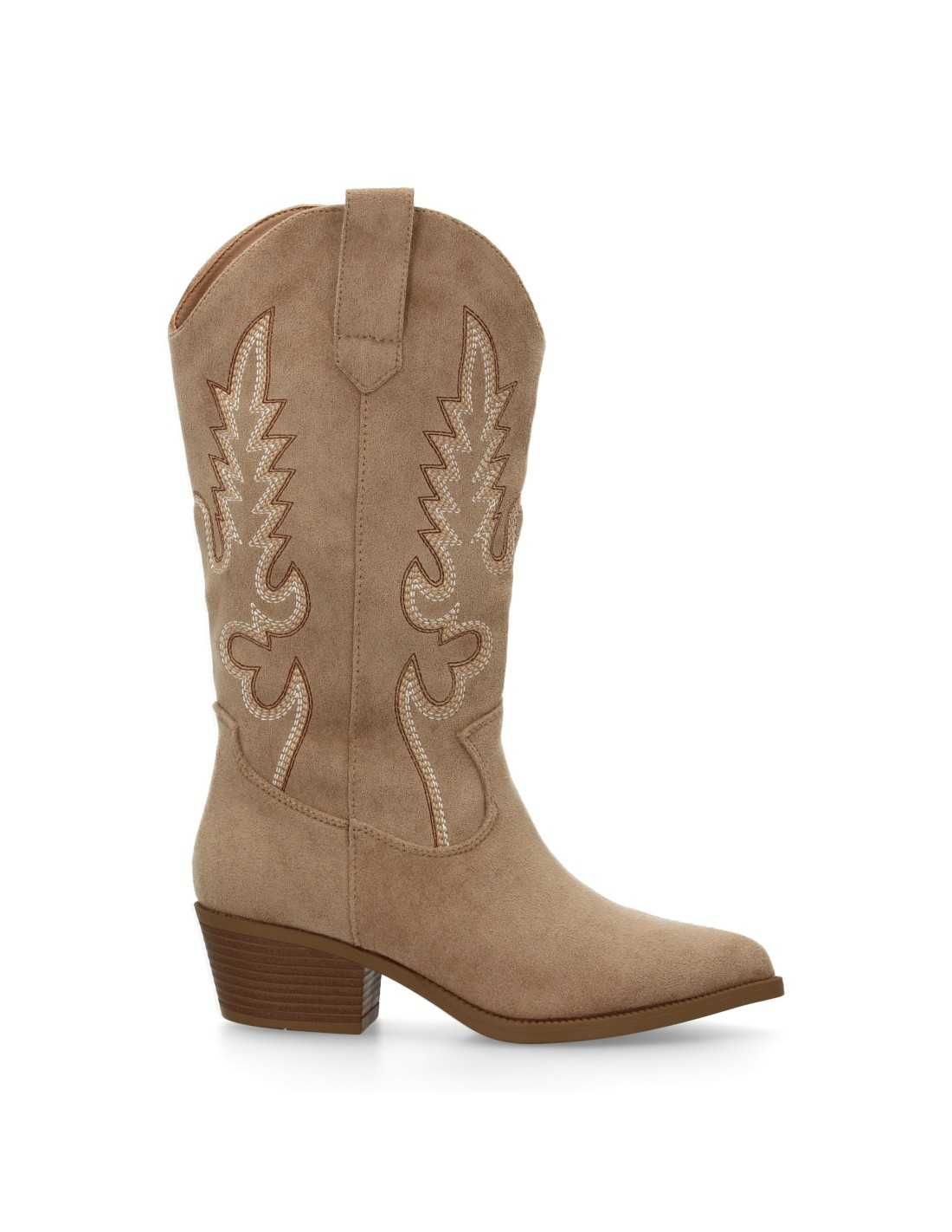 Bota vaquera de ante color tostado con diseño bordado.