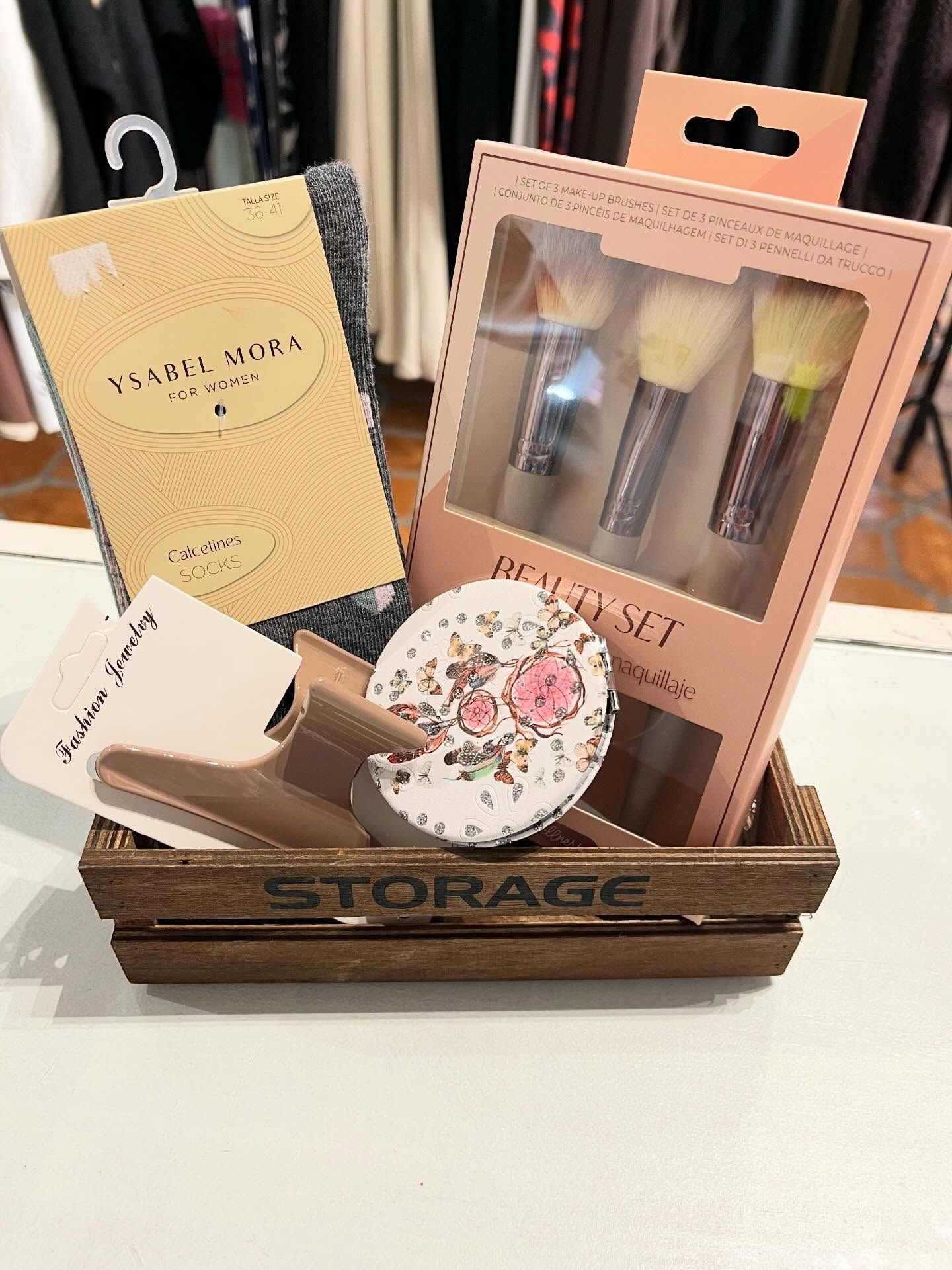 Expositor de brillo labial líquido 24H en varios tonos, packaging blanco y dorado.