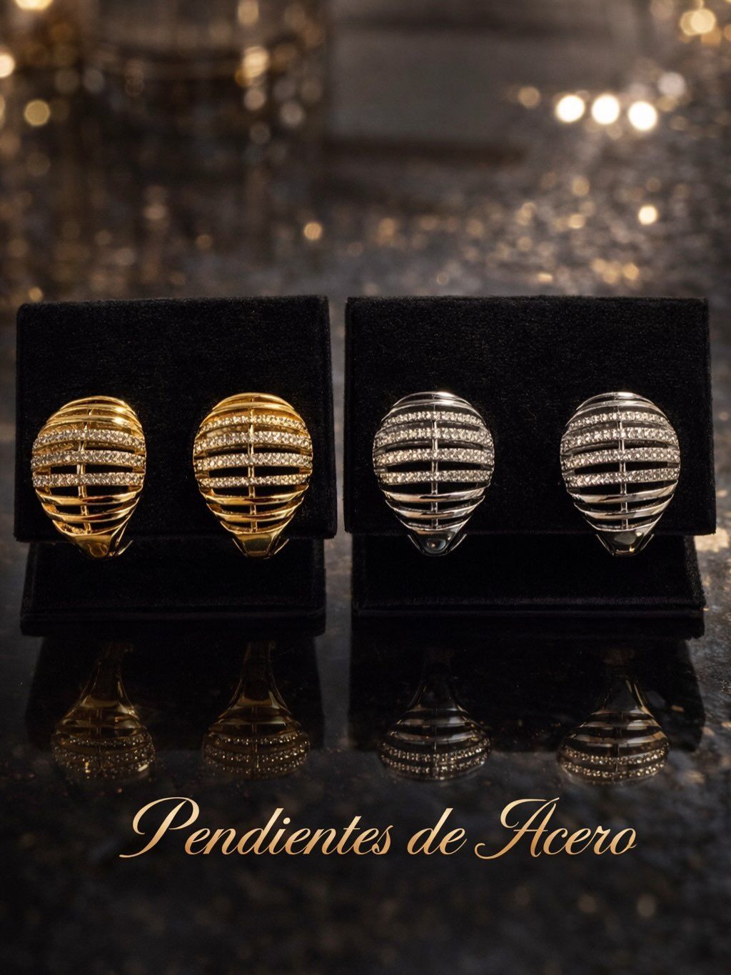 Collar de oro con dijes de conchas marinas sobre un maniquí blanco, sobre un fondo rosa.