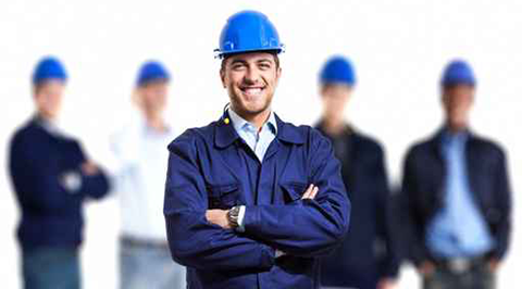 Un chef de chantier avec un casque