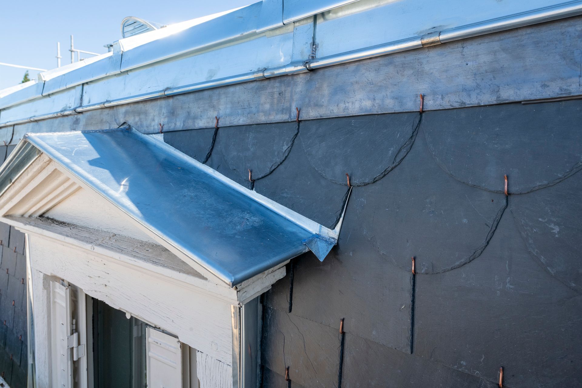 Pose de zinguerie sur une fenêtre