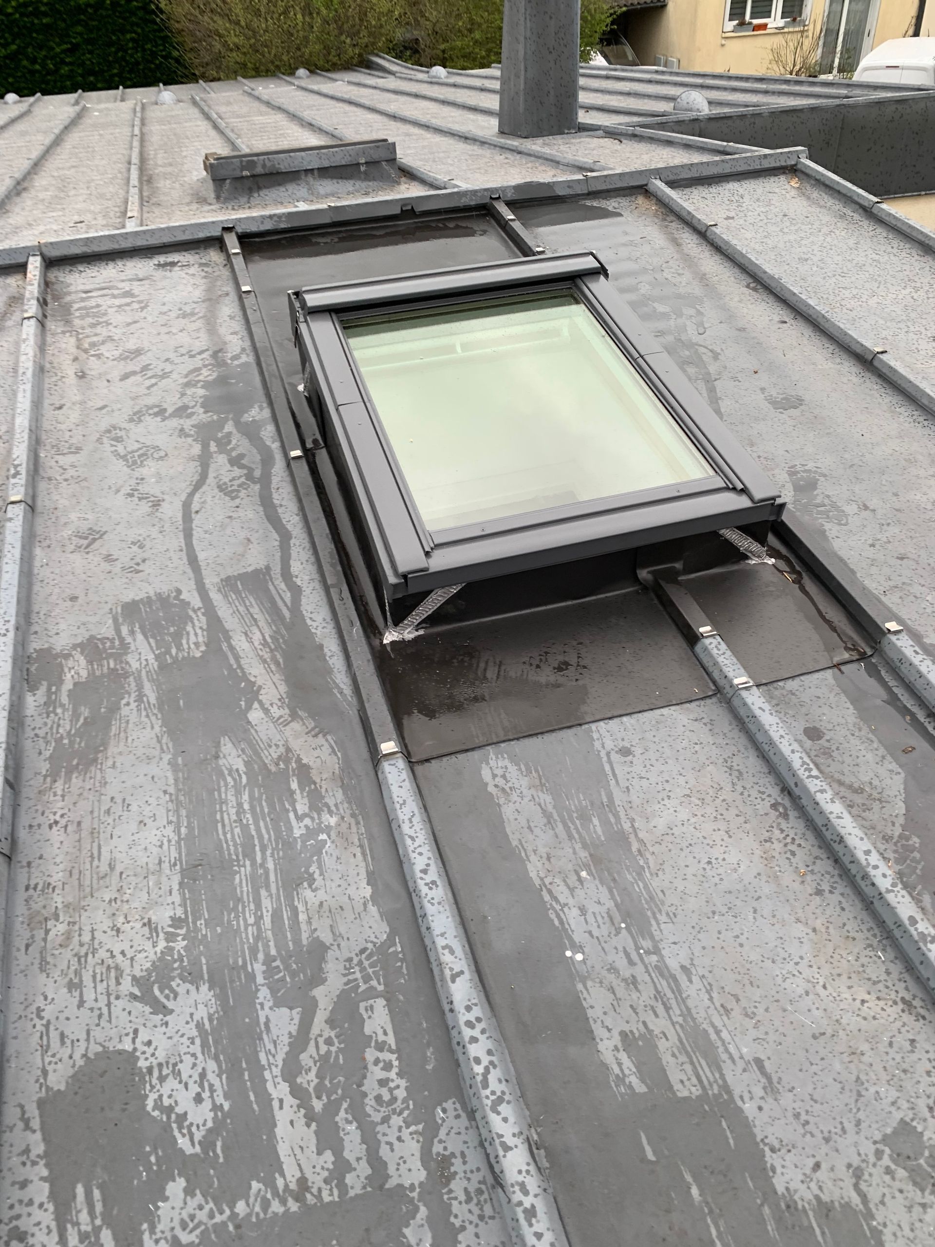 Toiture en zinc avec une fenêtre de toit