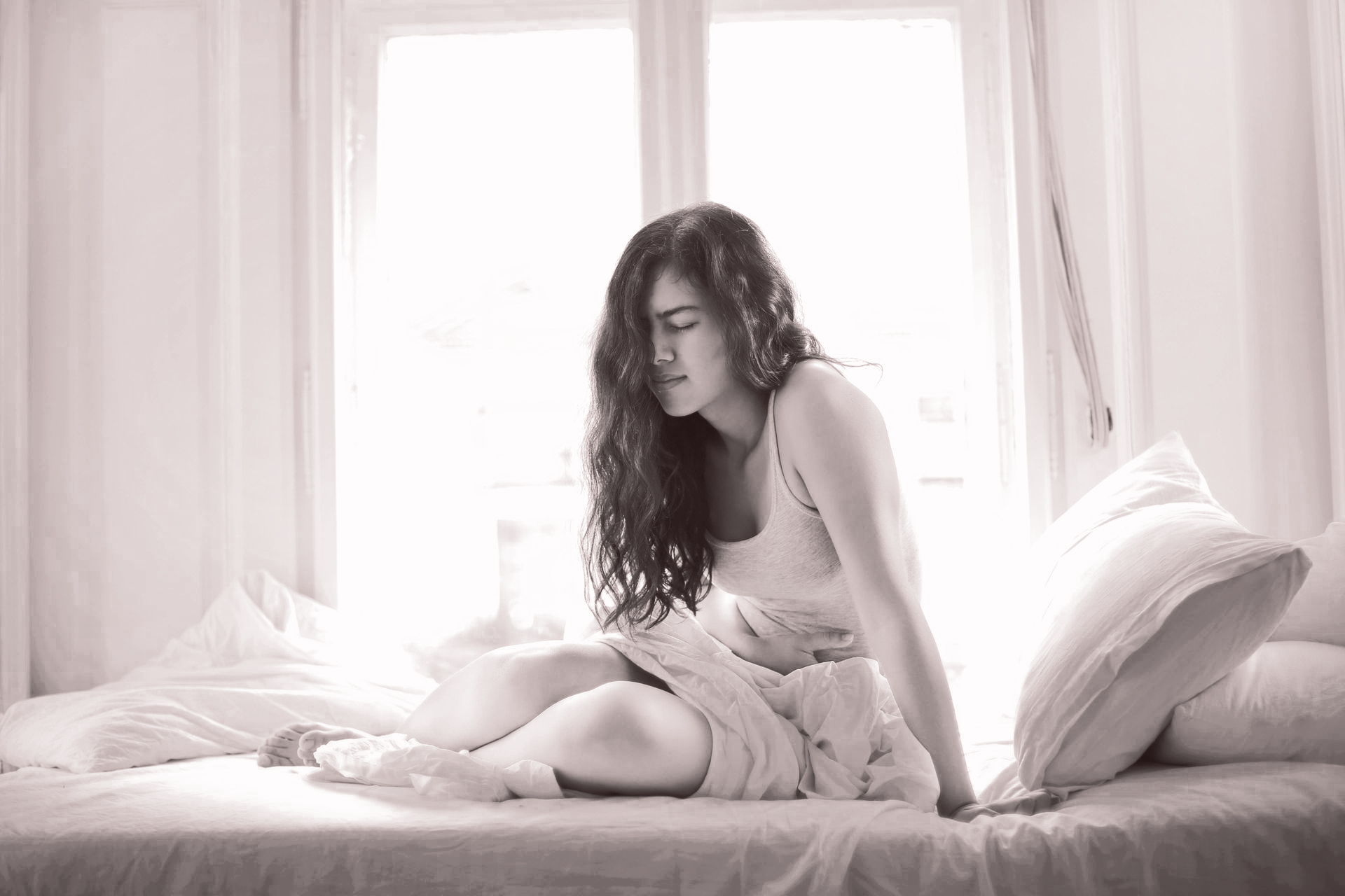 Hände auf dem Bauch – emotionale Anspannung und Magenprobleme als Körpersignal.