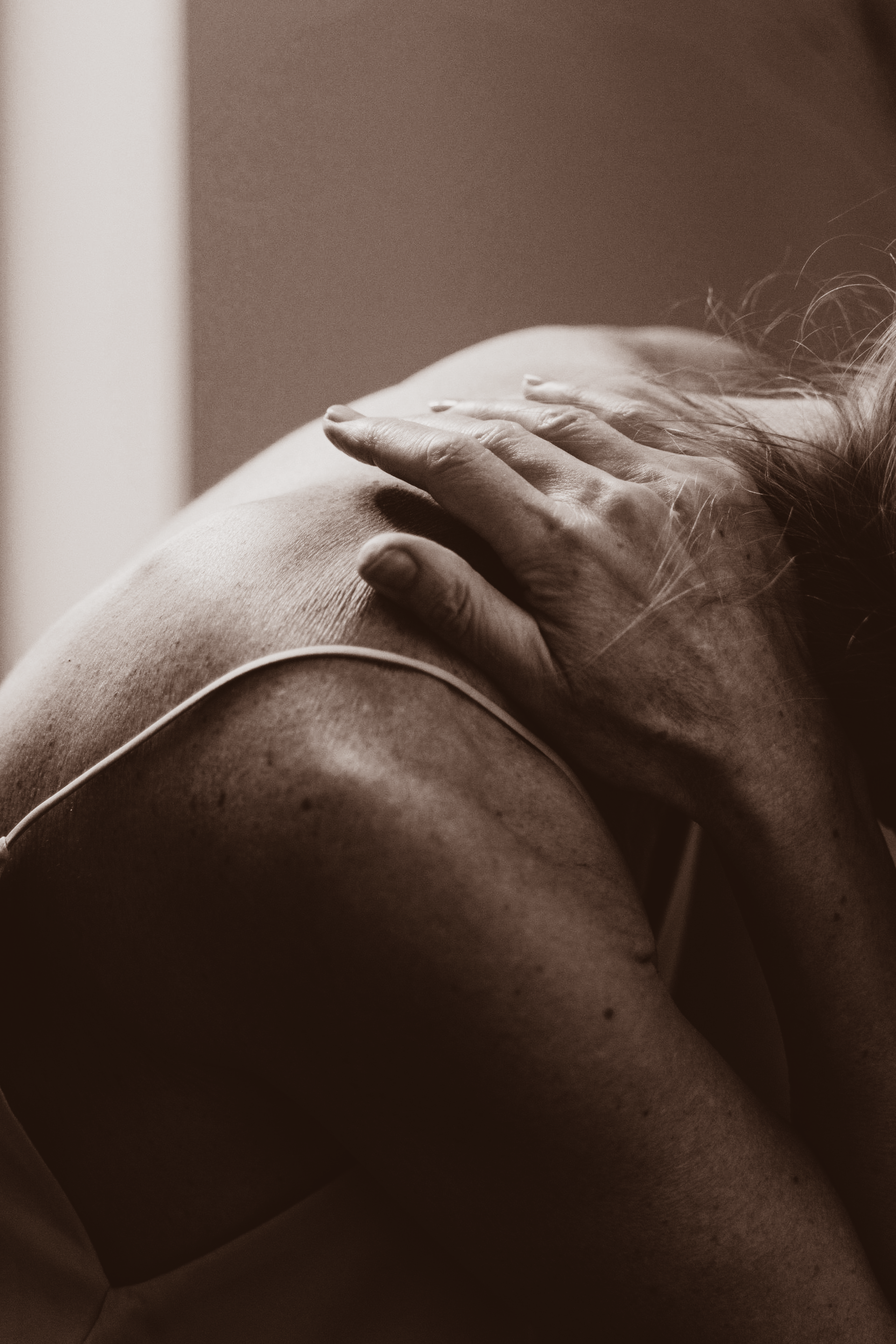 Symptomklarheit – Frau hält Nacken