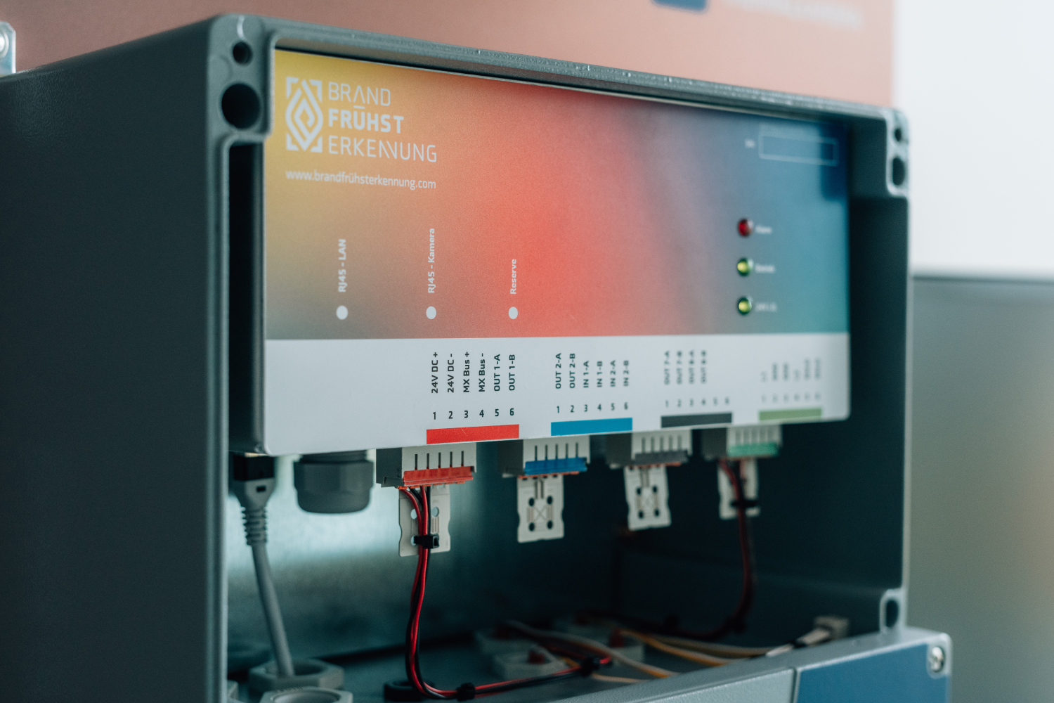 Eine Kiste, aus der ein Haufen Drähte herauskommen