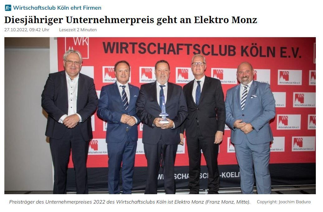 Eine Gruppe von Männern in Anzug und Krawatte posiert für ein Foto.