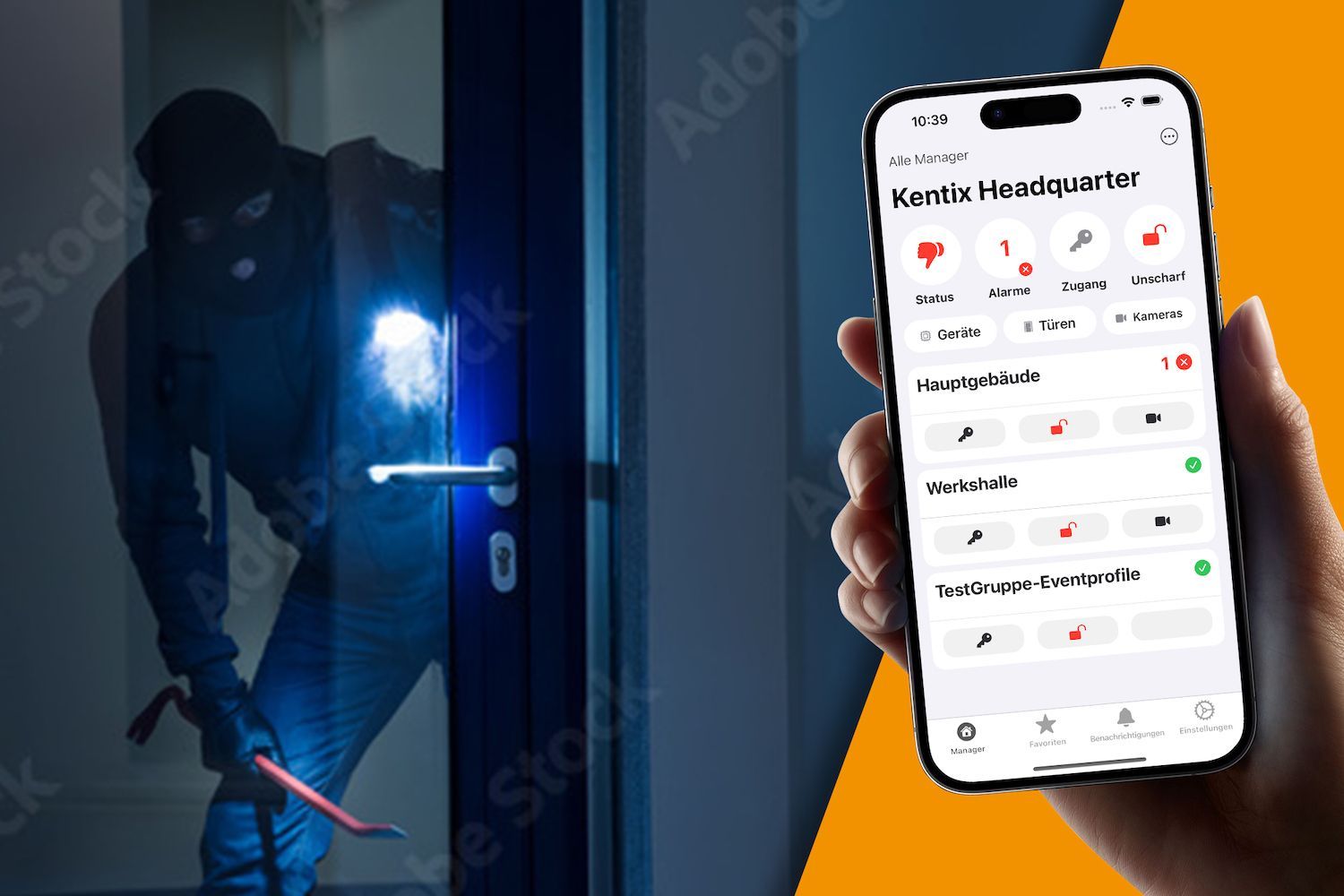 Eine Person hält einem Einbrecher, der eine Tür aufbricht, ein Mobiltelefon vor die Nase.