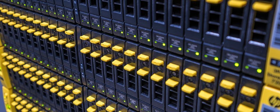 Eine Reihe schwarzer und gelber Server in einem Rechenzentrum.