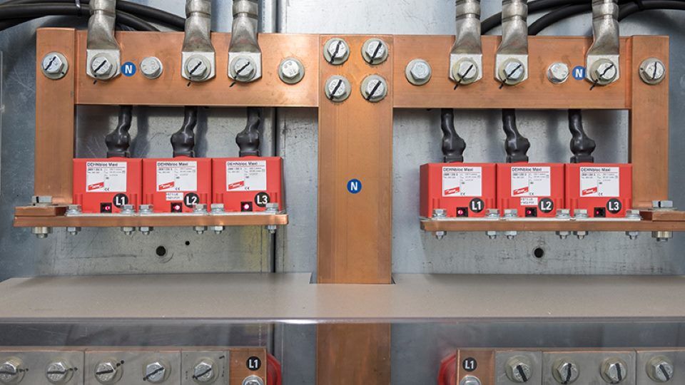 Eine Nahaufnahme eines Kupfer-Schaltkastens, aus dem ein Bündel Drähte herauskommt.