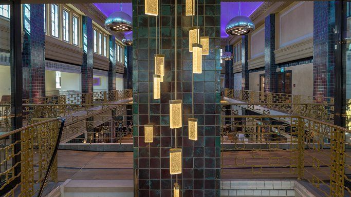 Ein großes Gebäude mit einer Treppe und einer Säule in der Mitte.