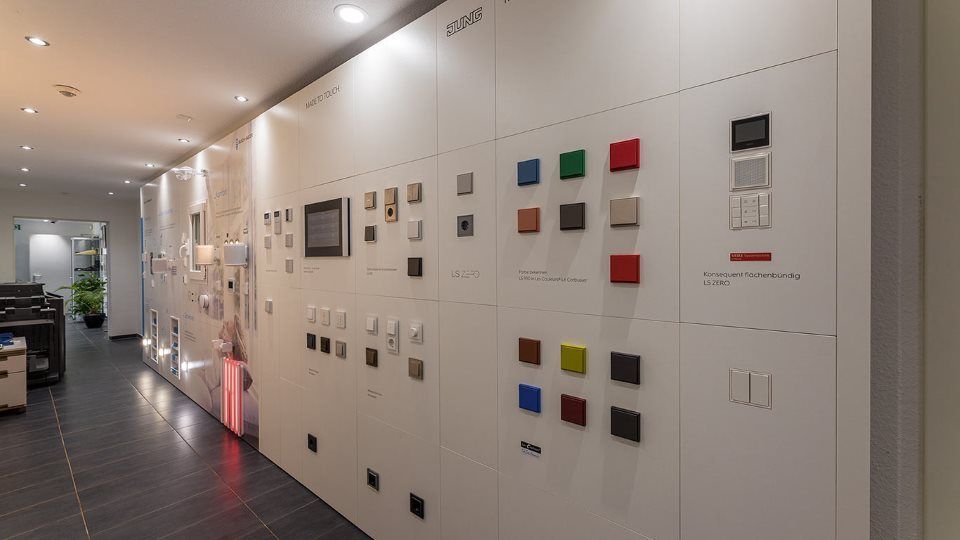 Eine Wand mit vielen verschiedenfarbigen Quadraten darauf