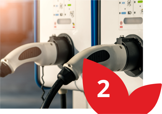 Zwei Elektroautos werden an einer Ladestation aufgeladen.