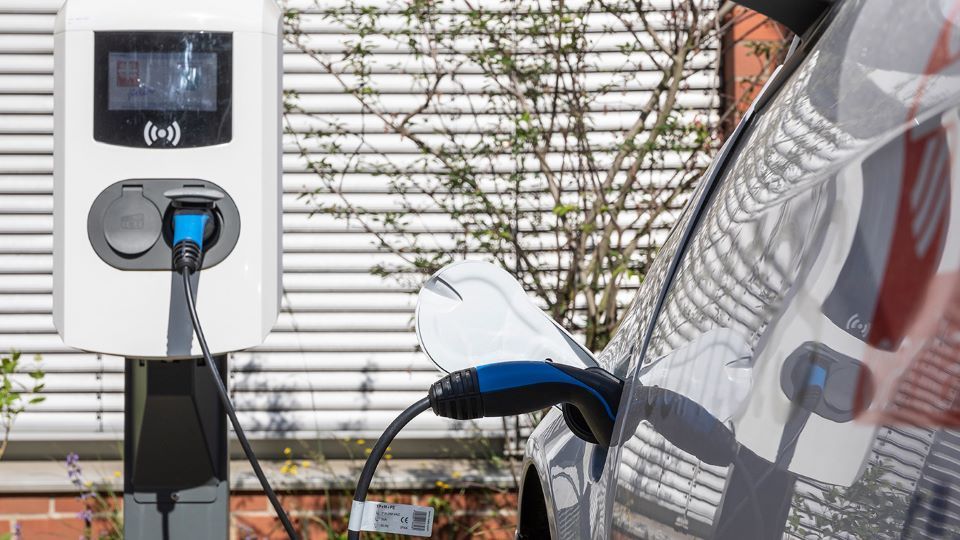 Ein Elektroauto wird an einer Ladestation aufgeladen.