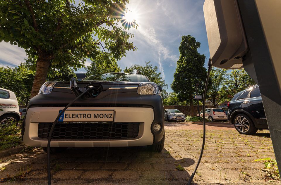 Ein Elektroauto wird an einer Ladestation aufgeladen.