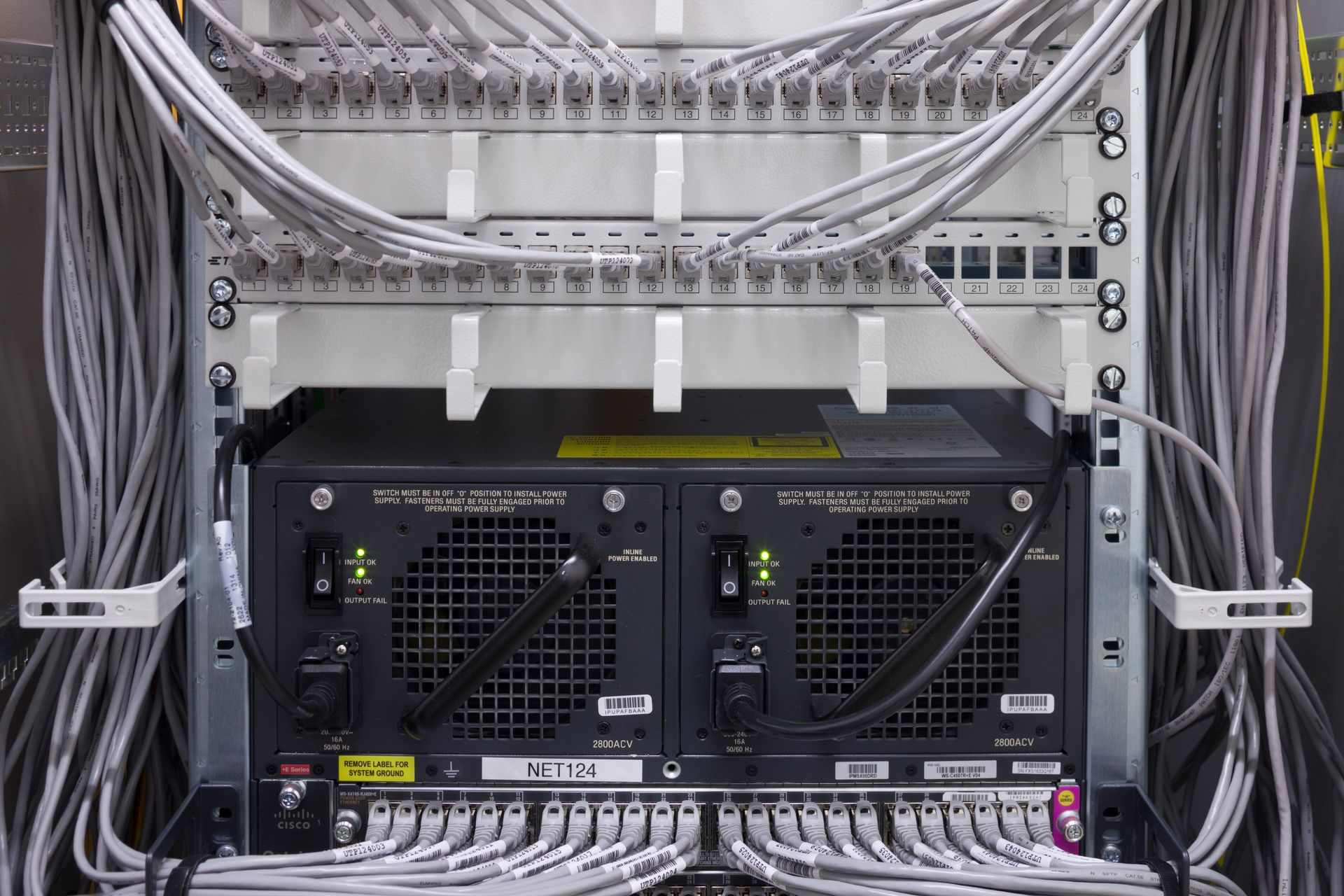 In einem Serverraum stehen zwei Server-Racks nebeneinander.
