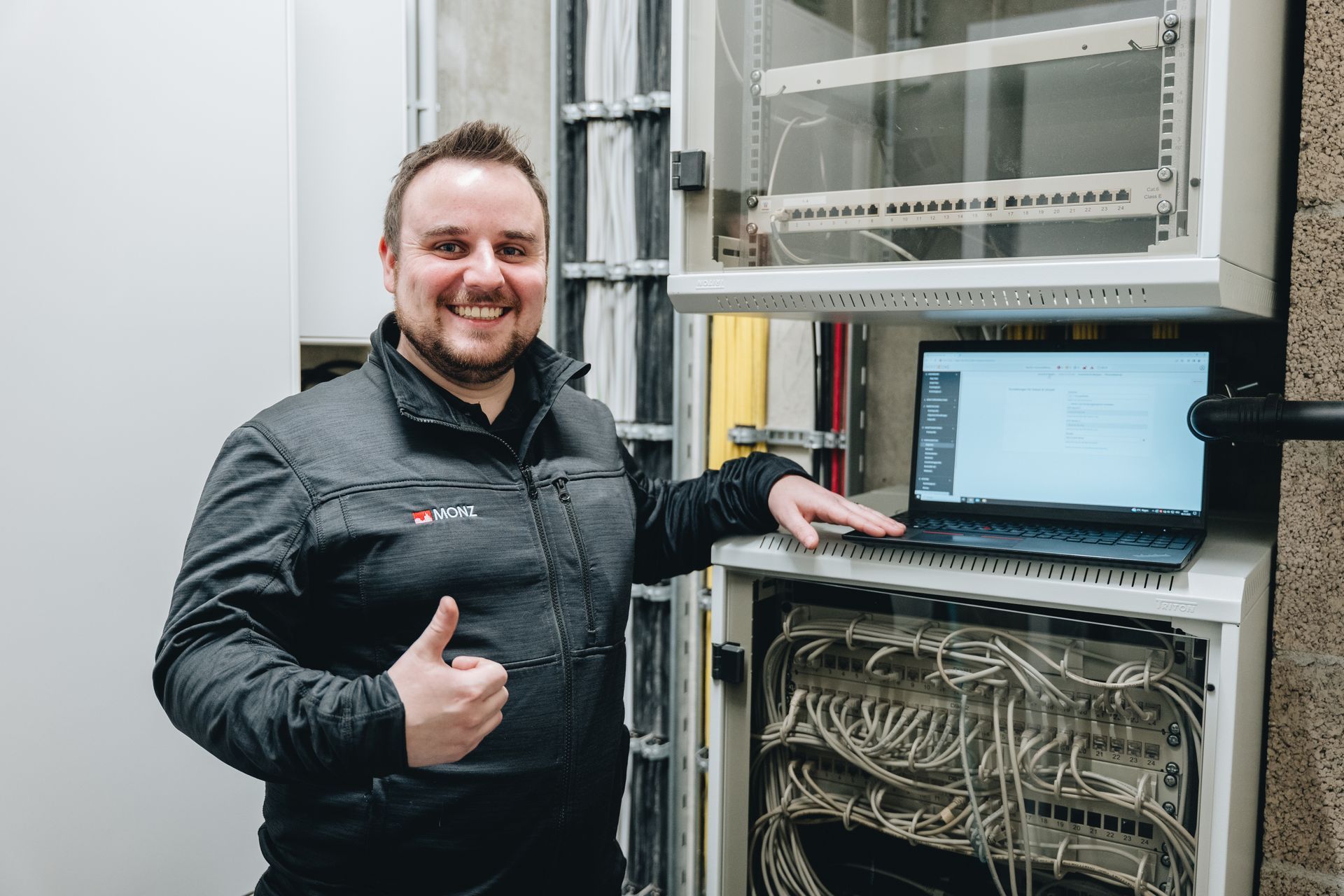 Ein Elektriker arbeitet an einem Sicherungskasten.